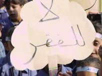 سيدة تترك أولادها الأربعة أمام مبنى "الدستور" لعدم قدرتها على إعالتهم