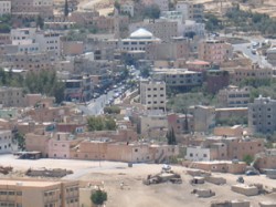 لجنة معلمي البتراء ينتقدون آلية توزيع المنح الدراسية على طلبة الجنوب