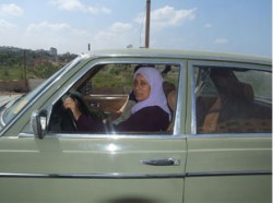"أم فادي" خمسينية تعمل سائقا لسيارة اجرة