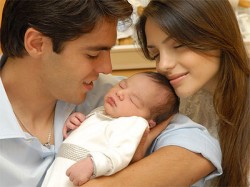 كاكا يتناسى كرة القدم ويلجأ للغناء مع زوجته في ألبومها الجديد