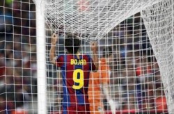 برشلونة يفوز بصعوبة وفالنسيا يتعادل مع اتيلتيكو في الليغا