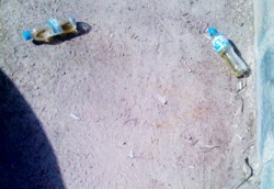 تصرفات لا أخلاقية..طلبة يتبولون في علب المياه ويلقونها في الشارع