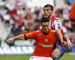 فالنسيا بالصدارة وبرشلونة ثانيا في الدوري الإسباني