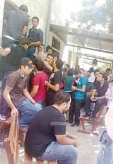 كلية عمان الجامعية .. فوضى في التسجيل مع نقص الموظفين