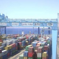 عمال المياومة في الموانئ يلوحون بالإضراب