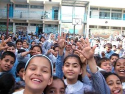 «الاونروا» توزع كتبا مهترئة وممزقة على الطلبة