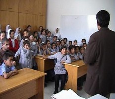 مواطنون يمنعون مدير تربية البادية الشمالية من مغادرة مدرسة أثناء تفقده لها