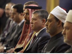 الملك يكرم عددا من المشاركين في مؤتمر مؤسسة آل البيت للفكر الإسلامي