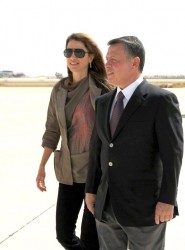 الملك يستقبل الملكة لدى عودتها الى ارض الوطن