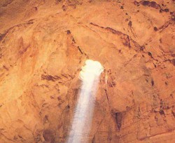 انهيار كهف قديم يوقف العمل بحفريات المياه في دير ابي سعيد