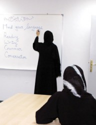 مديرة مدرسة تعتدي على معلمة بالسب والشتم أمام الطالبات