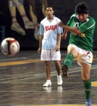 رئيس بوليفيا يعتدي على لاعب "معارض" ألحق به الأذى!