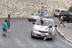 مستوطن يهودي يدهس فلسطينيين بشكل متعمد أمام الكاميرات بالقدس