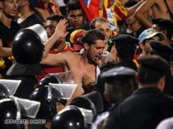 الإفراج عن الجماهير التونسية بعد اتصال بين مبارك وبن علي