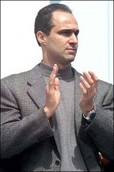 مصر: رجل أعمال مصري يقطع إصبعه ليؤيد مبارك الابن بالدم