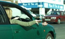 66 ألف مخالفة "إلقاء نفايات" من نوافذ المركبات