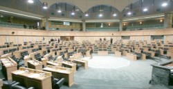 المرأة تطرق باب البرلمان بعدد مقاعد أعلى ومرشحات أقل