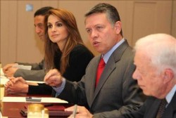 الملك والملكة يستقبلان وفد مجموعة الحكماء الدولية