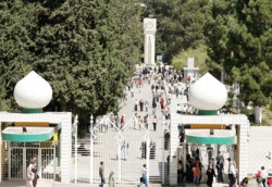 طلبة جامعات يمارسون الديمقراطية بممثلين عشائريين