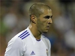 أرسنال مهتم بالتعاقد مع بنزيمة "الريال"