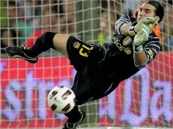 ايقاف حارس برشلونة مباراتين بعد "صافرته المزيفة"