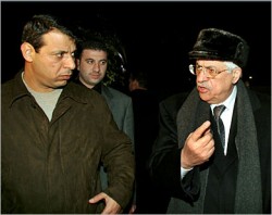 العلاقة في تأزم..عباس يأمر بتخفيف الحراسة على منزل دحلان في رام الله