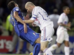 زيدان وماتيراتزي يتعانقان في ميلانو بعد «النطحة» الشهيرة