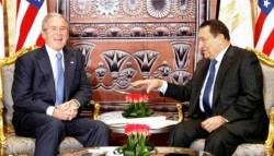 بوش يكشف في مذكراته أن الرئيس المصري أبلغه بامتلاك صدام أسلحة بيولوجية