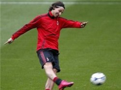 صحيفة إيطالية تكشف سر "ركلات" إبراهيموفيتش بـ"الحزام الأسود"