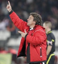 ثمانية برشلونة تتسبب في إقالة مدرب ألميريا