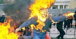 شاب يشعل النيران بنفسه في شارع وصفي التل