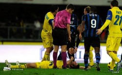 إيتو يقلد زيدان وينطح مدافع فيرونا والحكم يكتفى بالمشاهدة