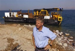 فريق علمي اسرائيلي يجري عمليات تنقيب في البحر الميت