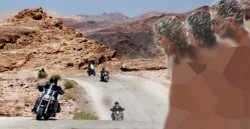 استعراض عار لفتيات ينظفن دراجات نارية على شاطئ العقبة