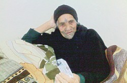 سيدة مئوية في وادي موسى تمارس رياضة المشي يوميا