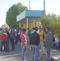 العاملون على خط التكنولوجيا يحتجون على منعهم من تحميل الركاب من الجامعة