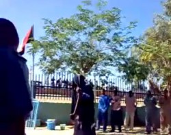 بالفيديو..جلد فتاة سودانية في مركز شرطة في الخرطوم يثير ضجة عالمية