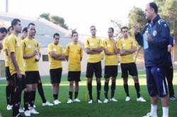 منتخبنا الوطني يباشر تدريباته بغياب لاعبي الوحدات