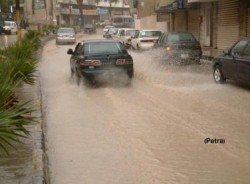 ثلوج خفيفة على المرتفعات العالية وتوقف الملاحة الجوية والبحرية في العقبة