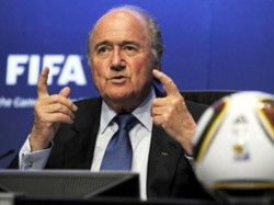 بلاتر ضاحكا : انصح "المثليين" ألا يمارسوا الجنس في قطر عام 2022