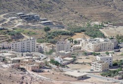 مذكرة الى رئيس الوزراء تطالب بإيقاف طلاء المنازل في وادي موسى