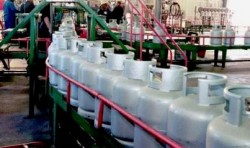 مصدر حكومي ينفي نية الحكومة تحرير سعر اسطوانة الغاز