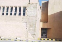 انهيار جزء من الواجهة الحجرية الأمامية لمدرسة الصريح الثانوية للبنات