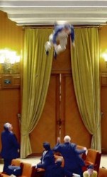 بالفيديو..محاولة انتحار اثناء مناقشة الثقة بالحكومة الرومانية