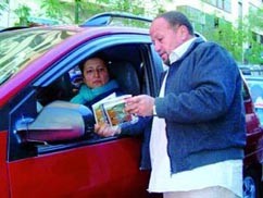 مصر: لص تائب يتنازل عن الملايين "الحرام" ويبيع قصته على إشارات المرور