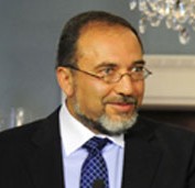 إسرائيليون يطالبون "نتنياهو" بإقالة "ليبرمان"