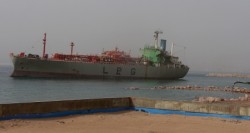 تحذيرات من انقلاب "بنغاز" وانسكاب 125 طن فيول في البحر