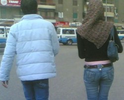 فتيات يمسكن العصا من النصف..اتساع ظاهرة حجاب الجينز والموضة