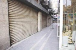 تجار في وسط البلد يخلون محالهم ويهددون بالإضراب