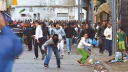 مصادمات عنيفة بالجزائر احتجاجًا على غلاء المعيشة واعتقال علي بلحاج